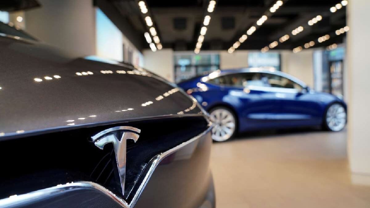 Tesla Cars Use Supercomputers to Develop Self-Driving