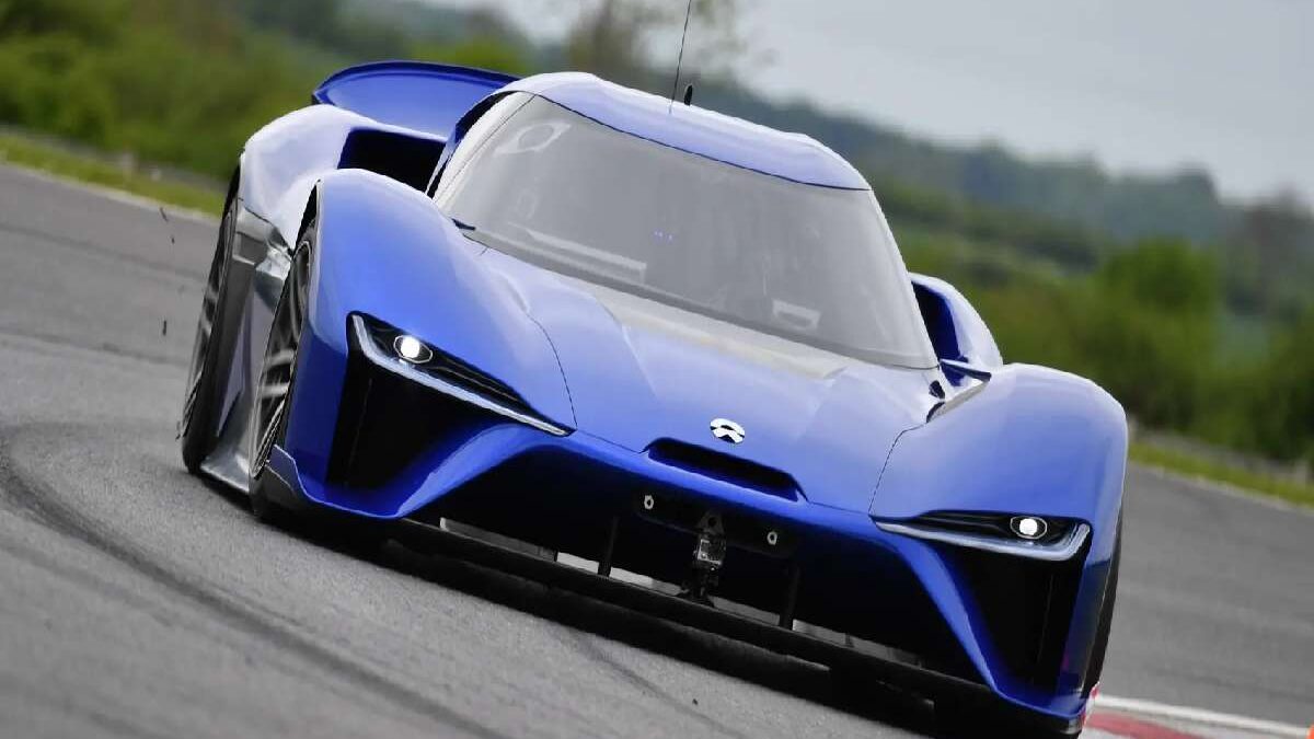 Which is Faster, Fuel-Powered Cars or Electric Cars? – 2025
